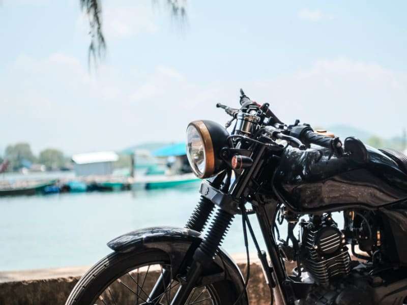 shallow-focus-photography-of-black-motorcycle.